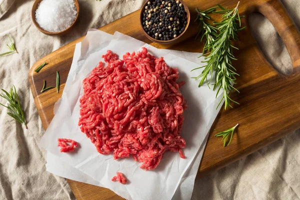 Carne macinata di terra rossa biologica cruda — Foto Stock