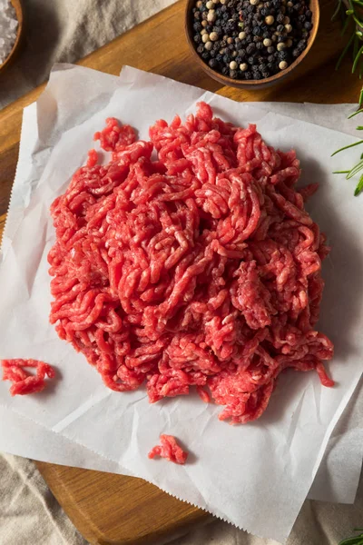 Carne macinata di terra rossa biologica cruda — Foto Stock