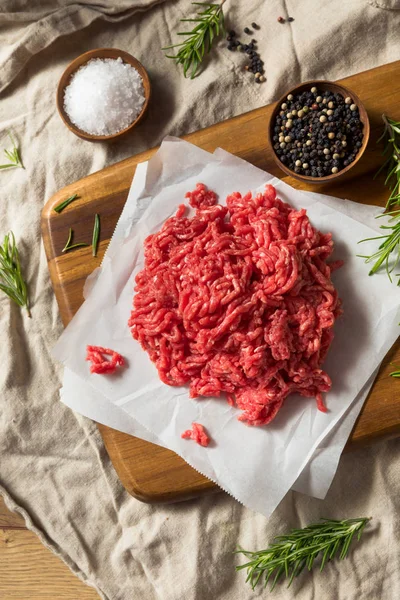 Carne de vacuno picada de tierra roja orgánica cruda — Foto de Stock