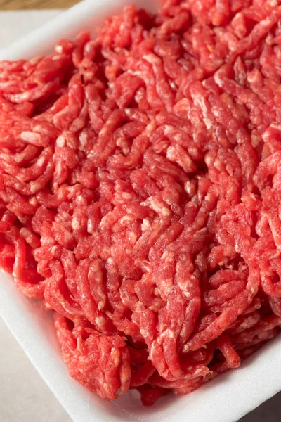 Carne macinata di terra rossa biologica cruda — Foto Stock