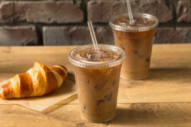 Tatlı buzlu badem sütlü kahve.