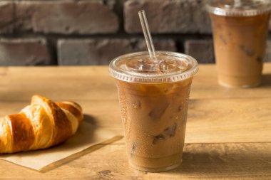 Tatlı buzlu badem sütlü kahve.