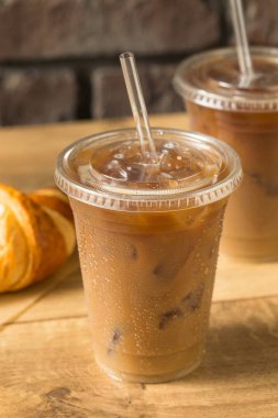 Tatlı buzlu badem sütlü kahve.