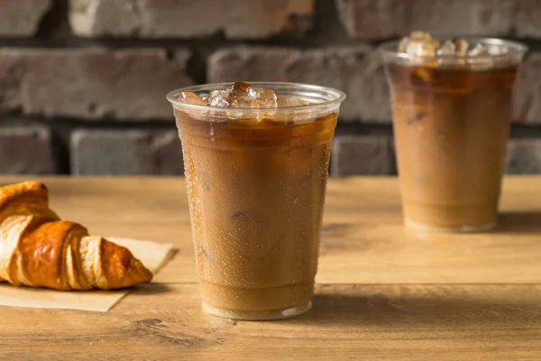 Süßer geeister Mandelmilch-Kaffee — Stockfoto