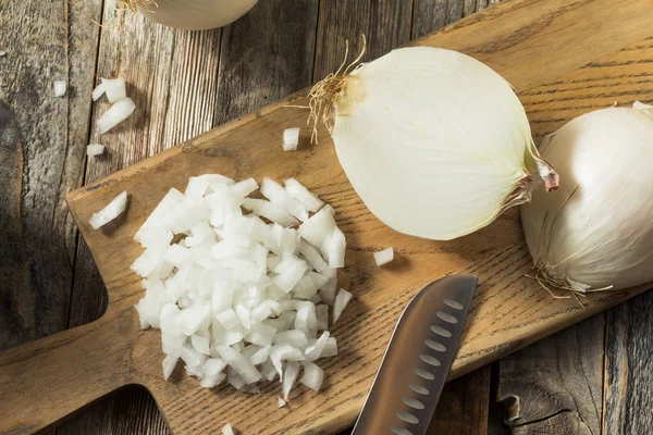 Cebolla blanca cortada en cubitos orgánica cruda —  Fotos de Stock