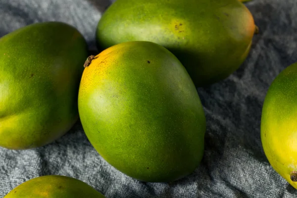 Kiett verde crudo orgánico Mangos —  Fotos de Stock