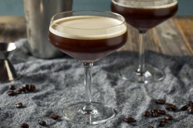Ev yapımı Alkolik Espresso Martini. 