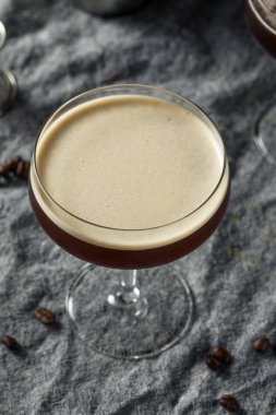 Ev yapımı Alkolik Espresso Martini. 