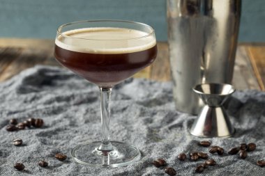 Ev yapımı Alkolik Espresso Martini. 