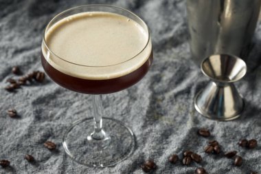 Ev yapımı Alkolik Espresso Martini. 