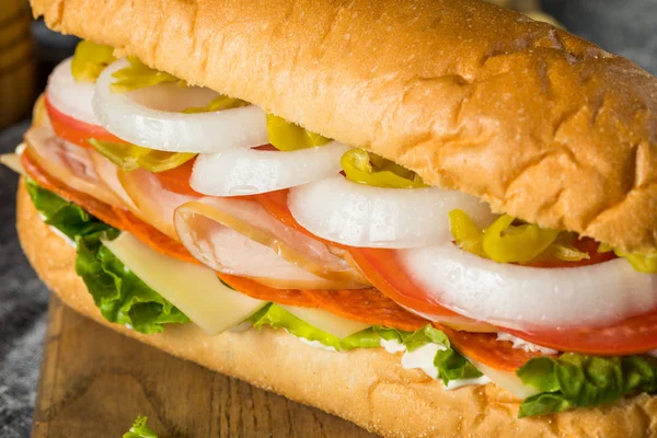 Домашний сэндвич с индейкой — стоковое фото