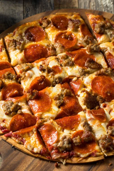 Домашний St Louis Style Pepperoni PIzza — стоковое фото