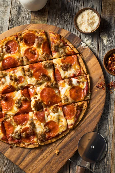 Zelfgemaakte St Louis Style Pepperoni Pizza — Stockfoto