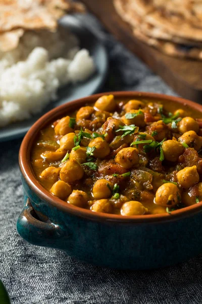 Hausgemachte indische Kichererbsen chana masala — Stockfoto