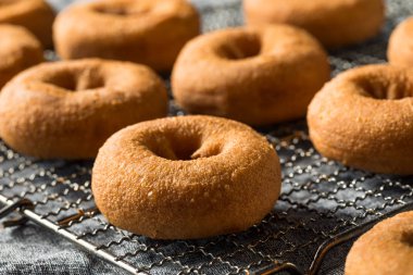 Ev yapımı Tatlı Kek Donutları