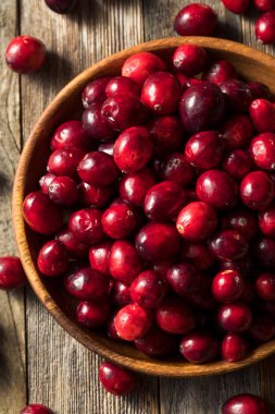 Çiğ kırmızı organik kızılcık