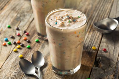 Ev yapımı Çikolatalı Sütlü Karıştırıcı