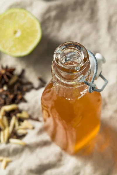 Sirop de cocktail au falernum fait maison — Photo