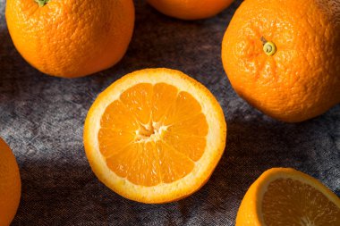 Bir demet taze organik portakal.