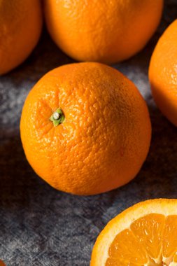 Bir demet taze organik portakal.