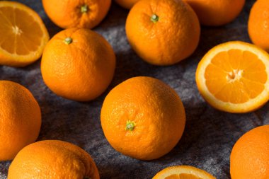 Bir demet taze organik portakal.