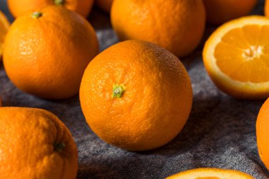 Bir demet taze organik portakal.