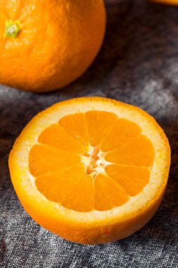 Bir demet taze organik portakal.