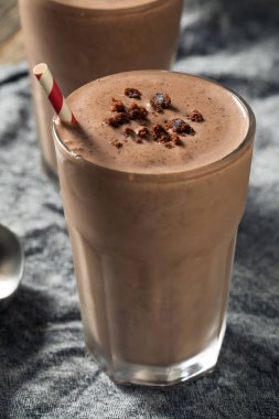 Ev yapımı çikolatalı kek milkshake.