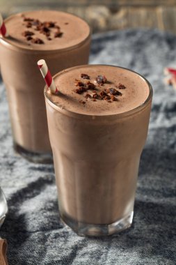 Ev yapımı çikolatalı kek milkshake.