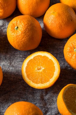 Bir demet taze organik portakal.