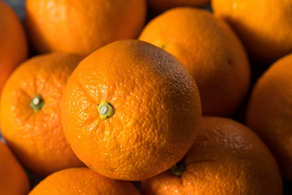 Čerstvé organické pomeranče v hrsti — Stock fotografie