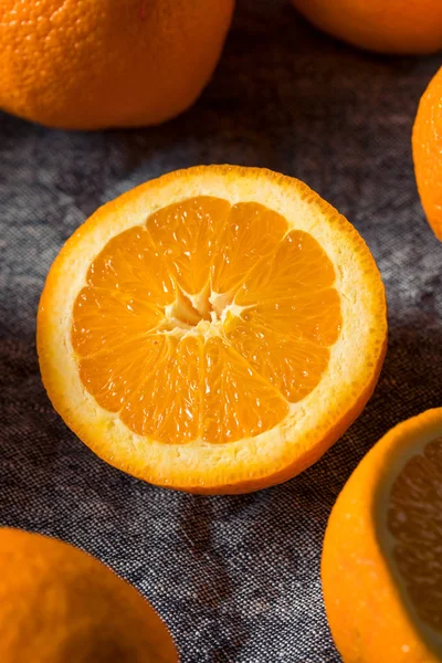 Naranjas orgánicas frescas en un ramo — Foto de Stock