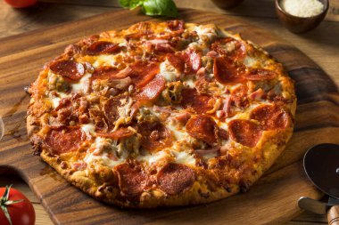 Lezzetli Ev Yapımı Et Sevenler Pizzası Pepperoni ve Pastırma