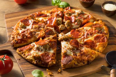 Lezzetli Ev Yapımı Et Sevenler Pizzası Pepperoni ve Pastırma