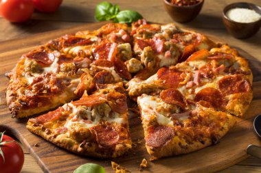 Lezzetli Ev Yapımı Et Sevenler Pizzası Pepperoni ve Pastırma