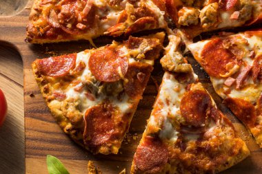 Lezzetli Ev Yapımı Et Sevenler Pizzası Pepperoni ve Pastırma