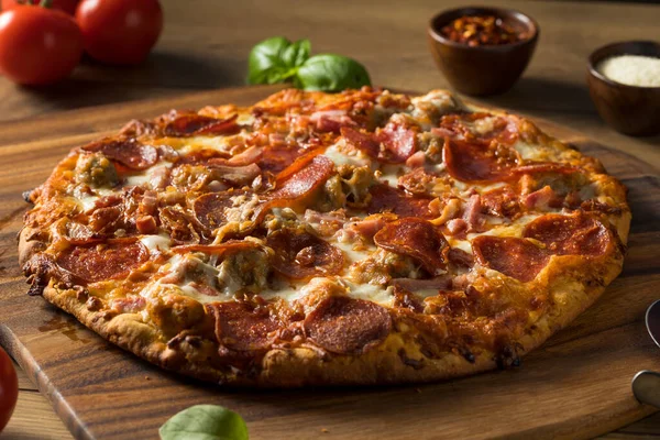 Pizza Casera Sabrosa Los Amantes Carne Con Pepperoni Tocino — Foto de Stock