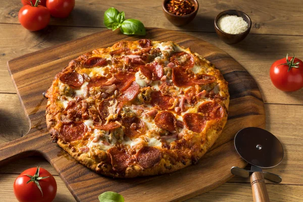Savory Homemade Meat Lovers Pizza Com Pepperoni Bacon — Fotografia de Stock