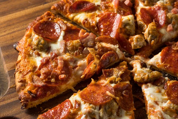 Pizza Casera Sabrosa Los Amantes Carne Con Pepperoni Tocino —  Fotos de Stock