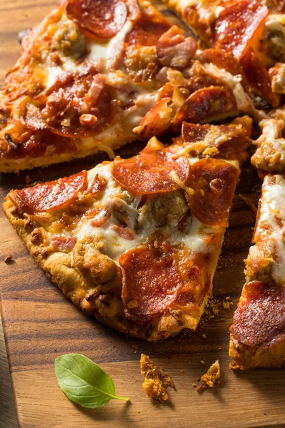 Пицца Любителей Домашнего Мяса Пепперони Беконом — стоковое фото