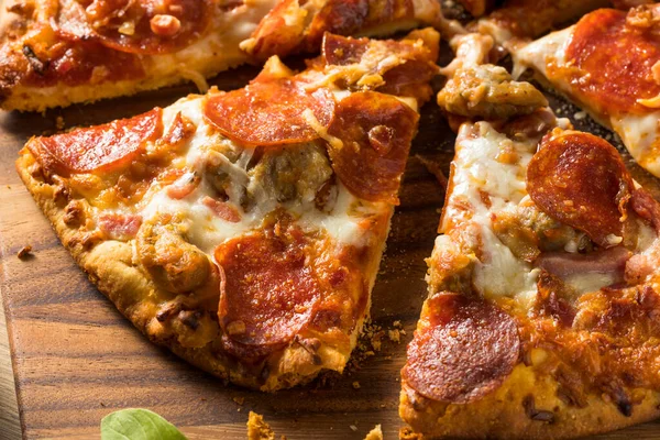 Herzhafte Hausgemachte Fleischliebhaber Pizza Mit Pepperoni Und Speck — Stockfoto