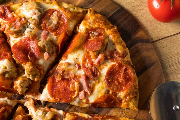 Herzhafte Hausgemachte Fleischliebhaber Pizza Mit Pepperoni Und Speck — Stockfoto