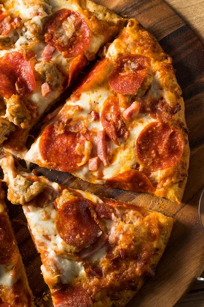 Herzhafte Hausgemachte Fleischliebhaber Pizza Mit Pepperoni Und Speck — Stockfoto