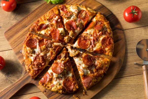 Smakelijk Zelfgemaakte Vleesliefhebbers Pizza Met Pepperoni Bacon — Stockfoto