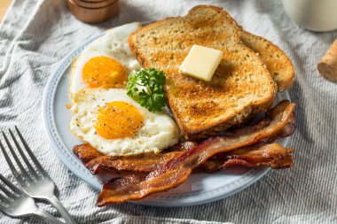 Ev yapımı Sunnyside Yumurtalı Kahvaltı Tost ve Jambonlu
