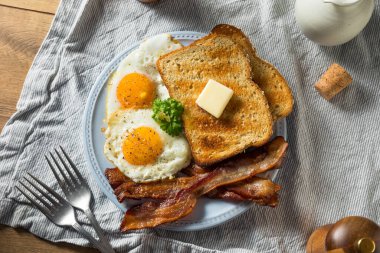 Ev yapımı Sunnyside Yumurtalı Kahvaltı Tost ve Jambonlu