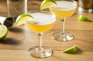 Limonlu ve şekerli alkolsüz cin Gimlet