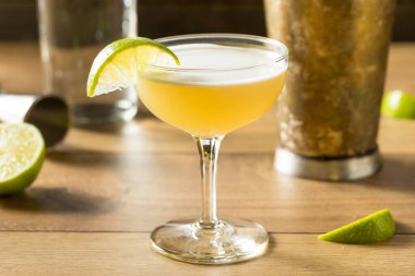 Limonlu ve şekerli alkolsüz cin Gimlet