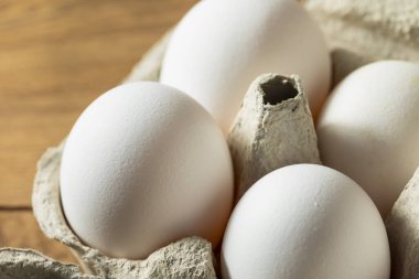 Çiğ Organik Beyaz Yumurtalar Pişirmeye Hazır