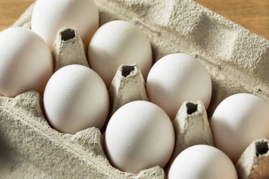 Çiğ Organik Beyaz Yumurtalar Pişirmeye Hazır